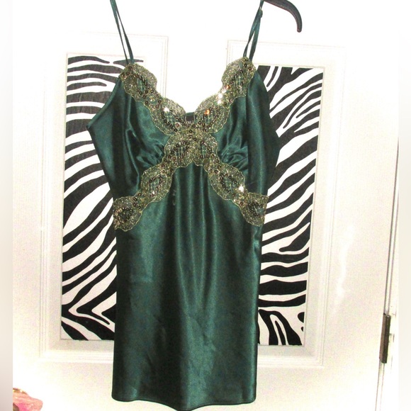 Green Bisou Bisou slip dress with sequins and lace detailing - Picture 3 of 5